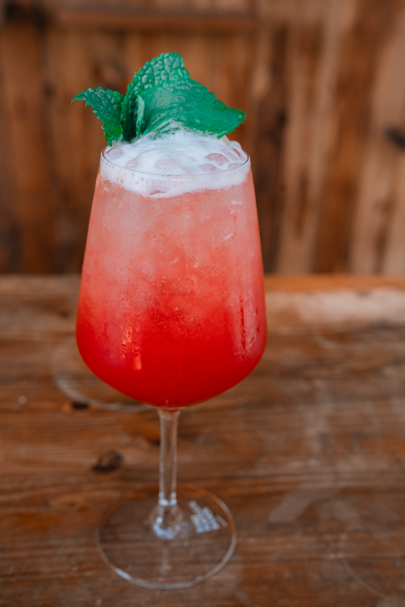 Cocktail rosé refrescante com hortelã