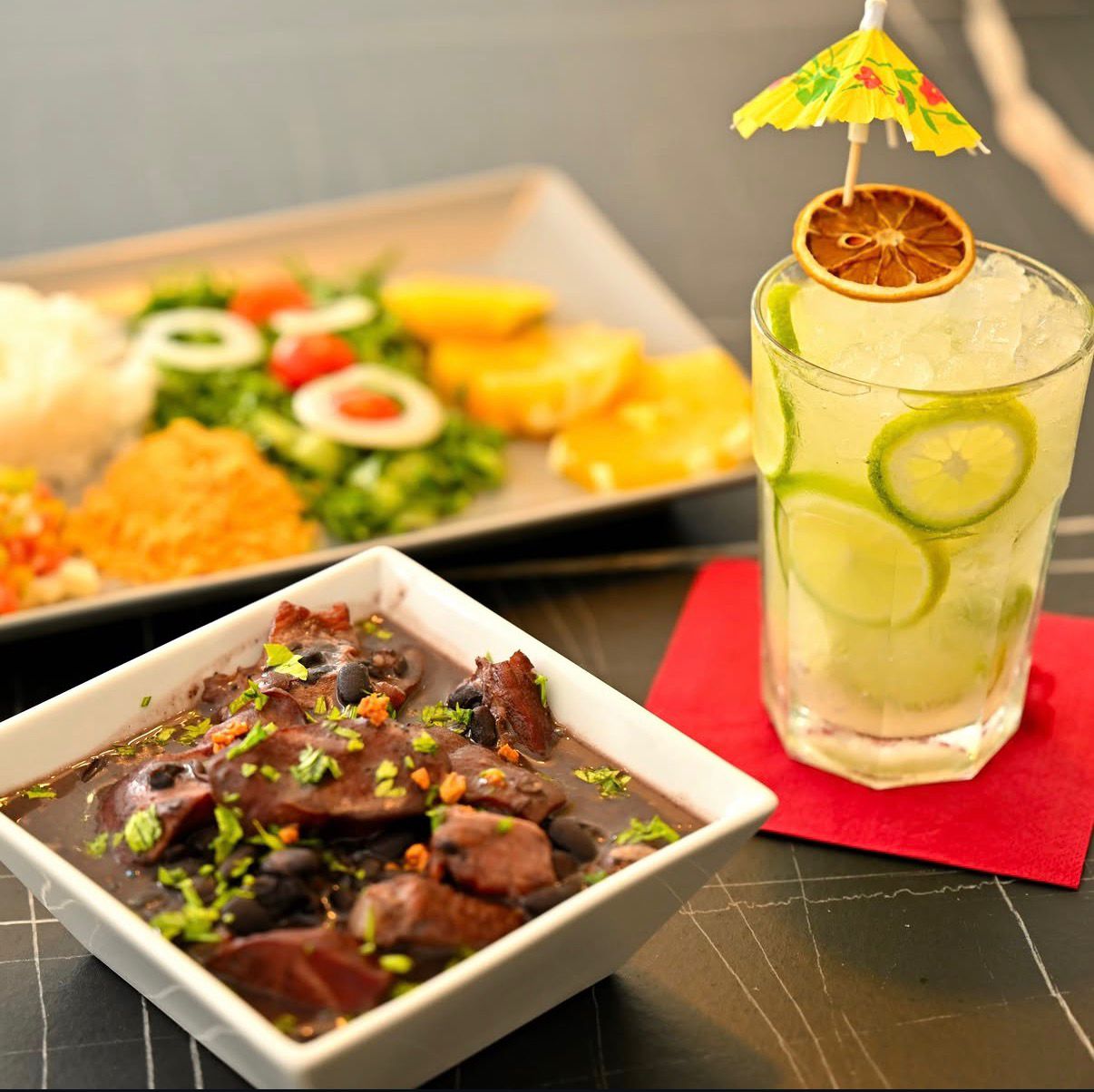 Feijoada brasileira em panela de barro